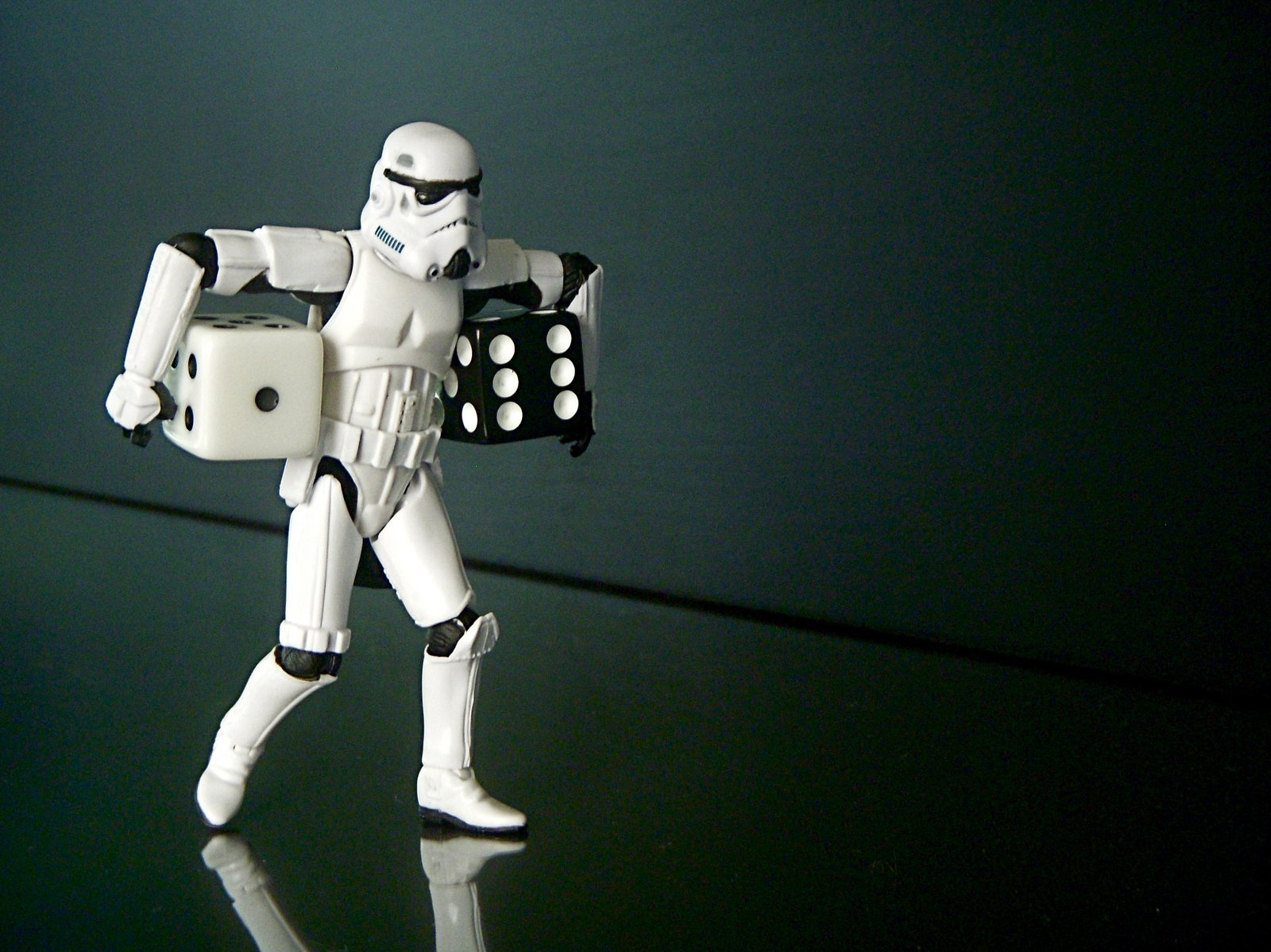 Figurine de Stormtrooper portant deux dés.